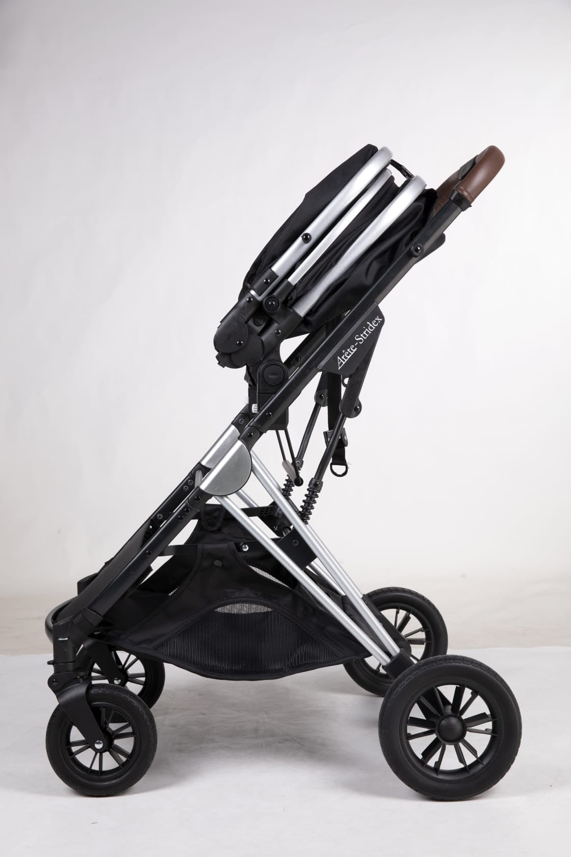 Arête Stridex 3-in-1 travel system in black with capsule