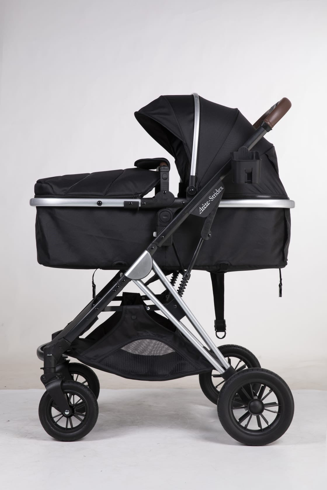 Arête Stridex pram in black – bassinet and reversible seat