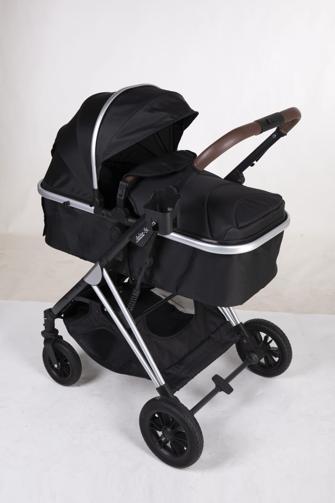 Arête Stridex pram in black – bassinet and reversible seat