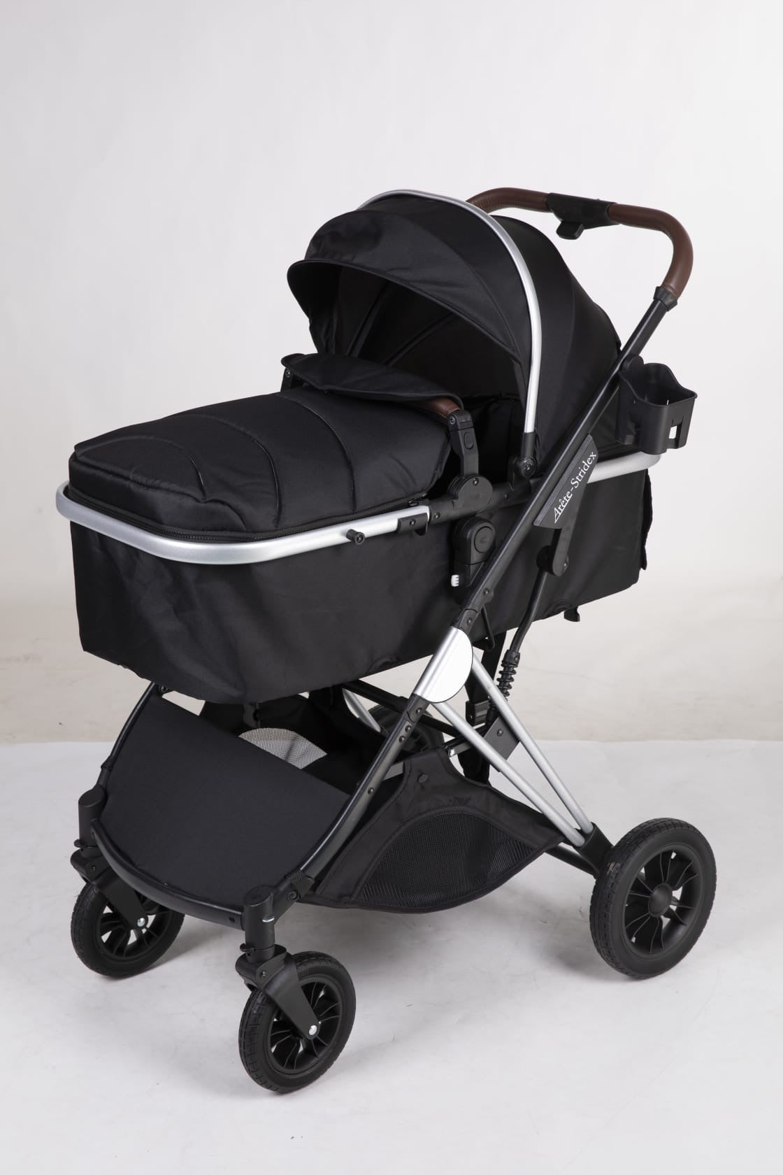 Arête Stridex pram in black – bassinet and reversible seat
