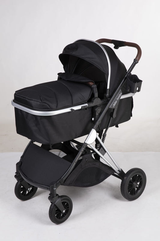 Arête Stridex pram in black – bassinet and reversible seat