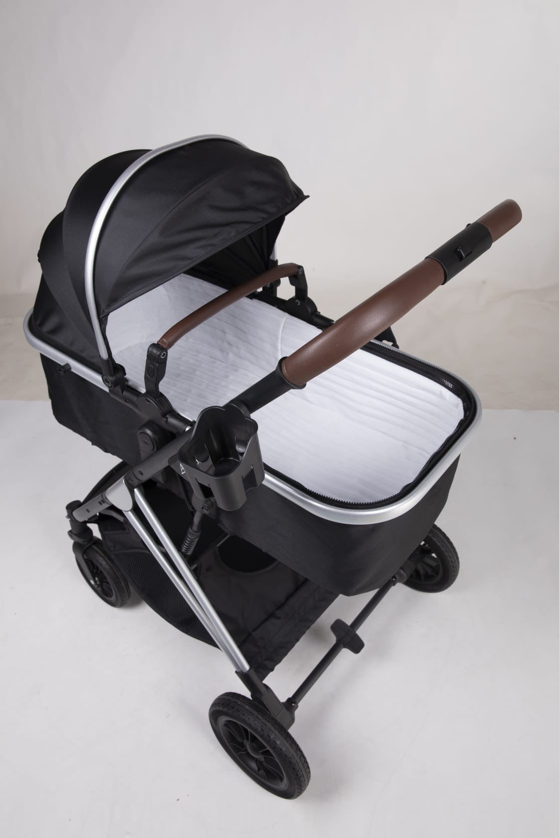 Arête Stridex pram in black – bassinet and reversible seat